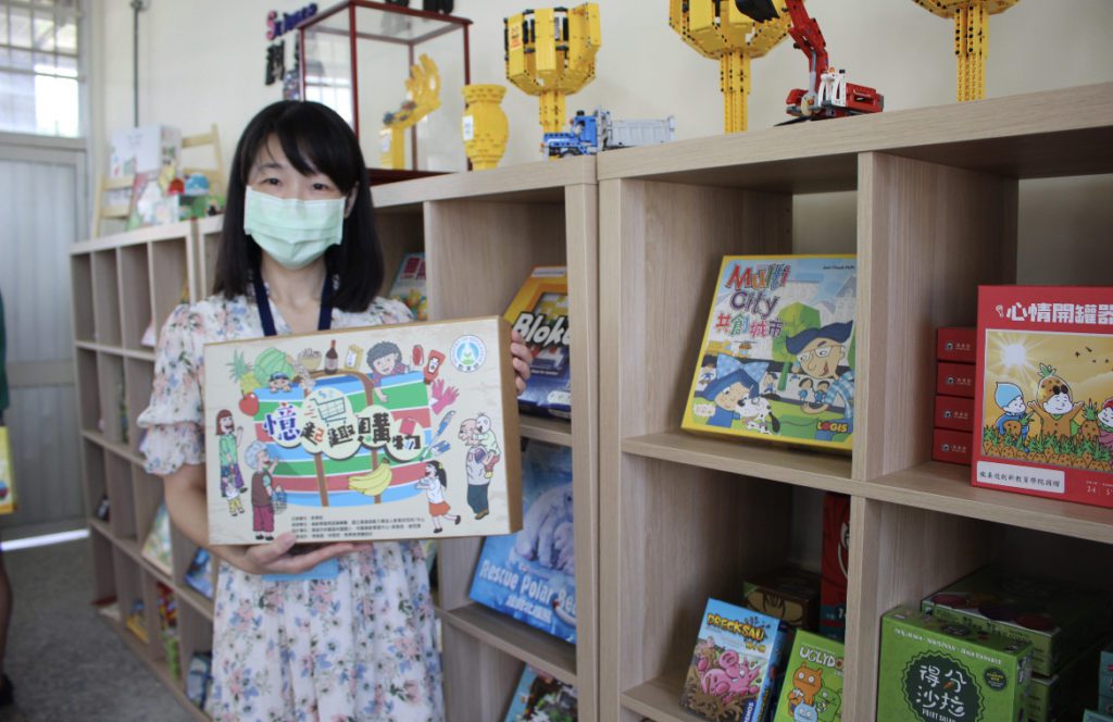 林園國小樂齡學習中心成立全國第一個「Fun瘋桌遊館」,讓長輩忘記年齡、快樂學習。