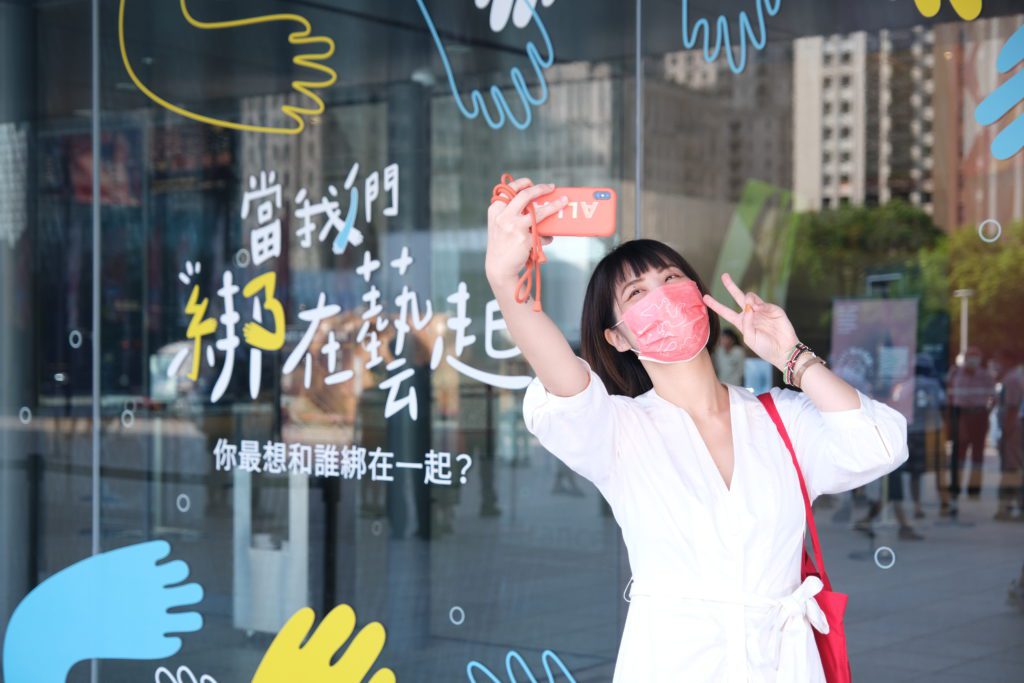 歌劇院大門口「當我們綁在藝起」可愛手形窗貼吸引民眾駐足拍照（攝影：葉韋辰）