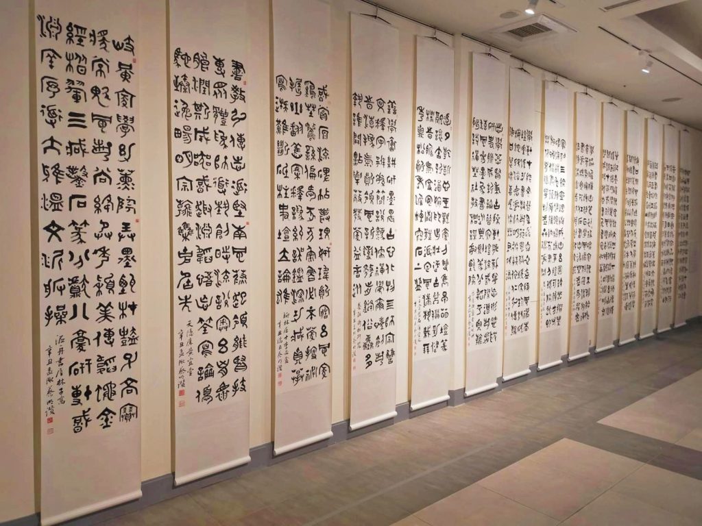 多連屏的書體創作,昇華了書法傳統精煉的一面,為書家的定位找到新的註解,也成為展館最聚焦的作品。(記者 辛澎祥/攝)