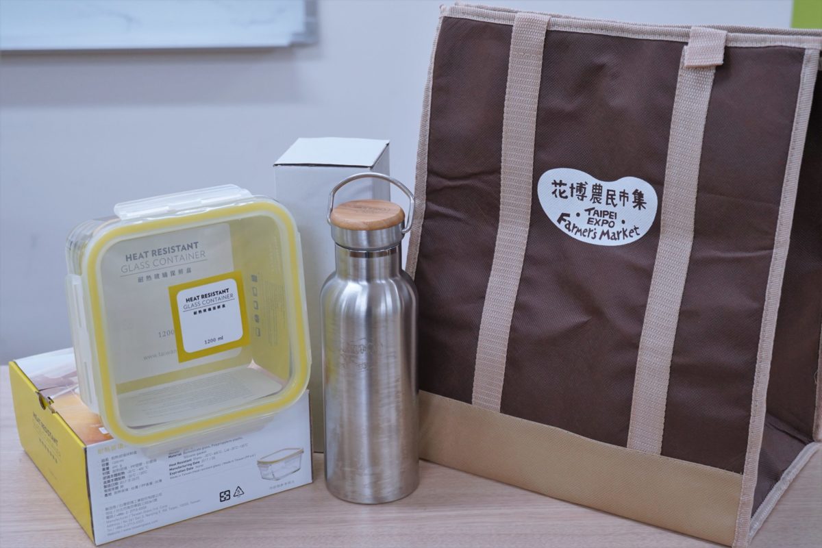 滿500可憑收據兌換保冷袋，滿2000千可抽花博便當盒及保溫瓶。 (圖/臺北市農會 提供)