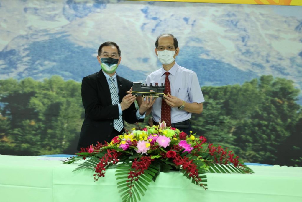 臺鐵與屏東高工產學合作,由屏東高工校長柯朝塗與臺鐵副局長馮輝昇代表簽約