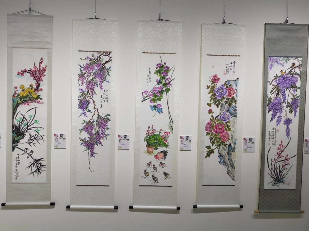 呂玉環老師的學生作品也在參展行列中受到關注。(記者 辛澎祥/攝)