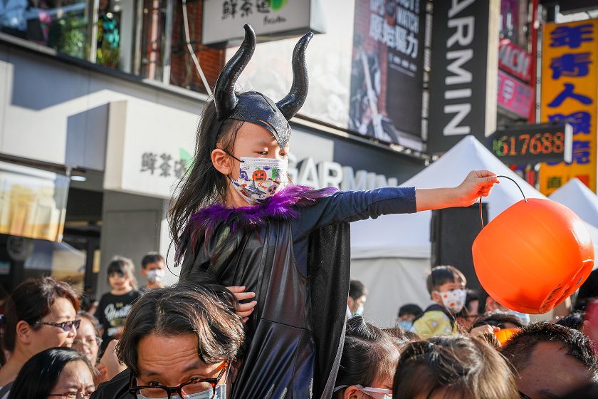 ▲府中萬聖節活動因應疫情,請民眾全程配戴口罩,配合防疫相關規定,圖為2020資料照。〈經發局提供〉