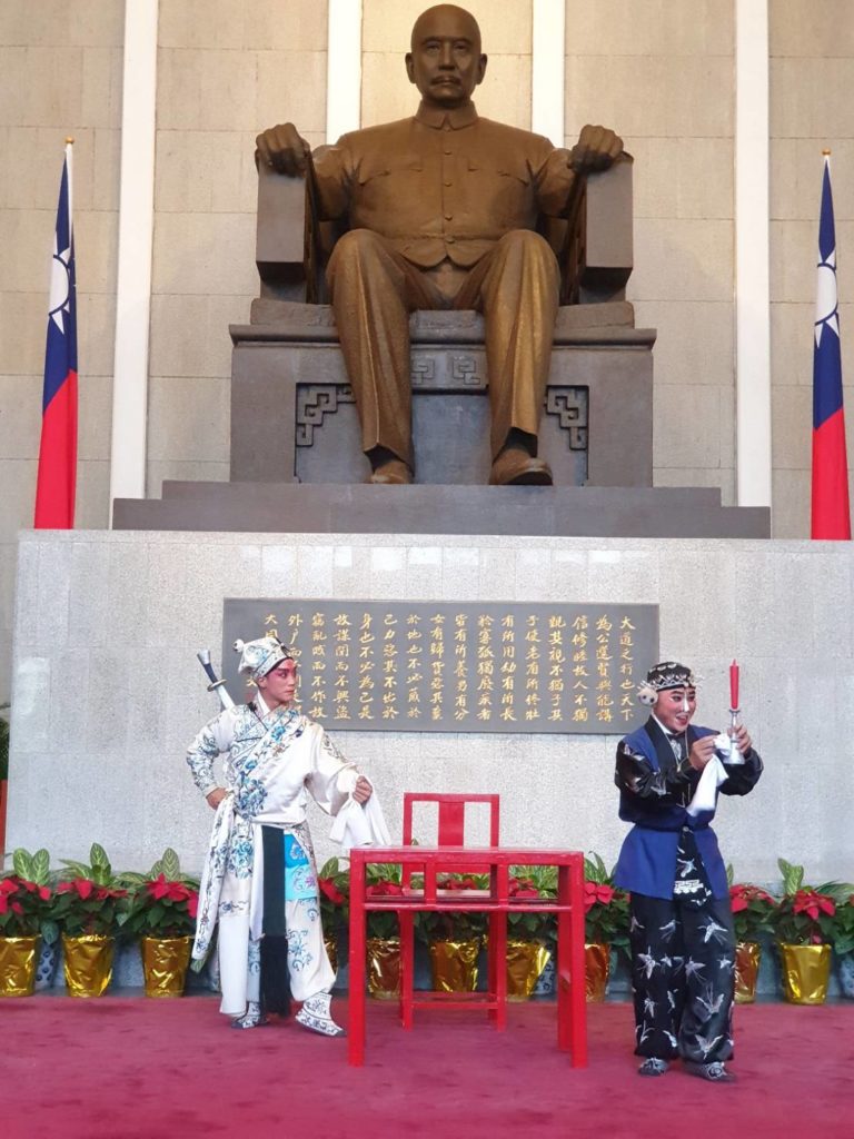 國光劇團演出「迎光對戰-三岔口」,吸引了民眾的熱烈捧場與觀賞。(圖/國父紀念館 提供)