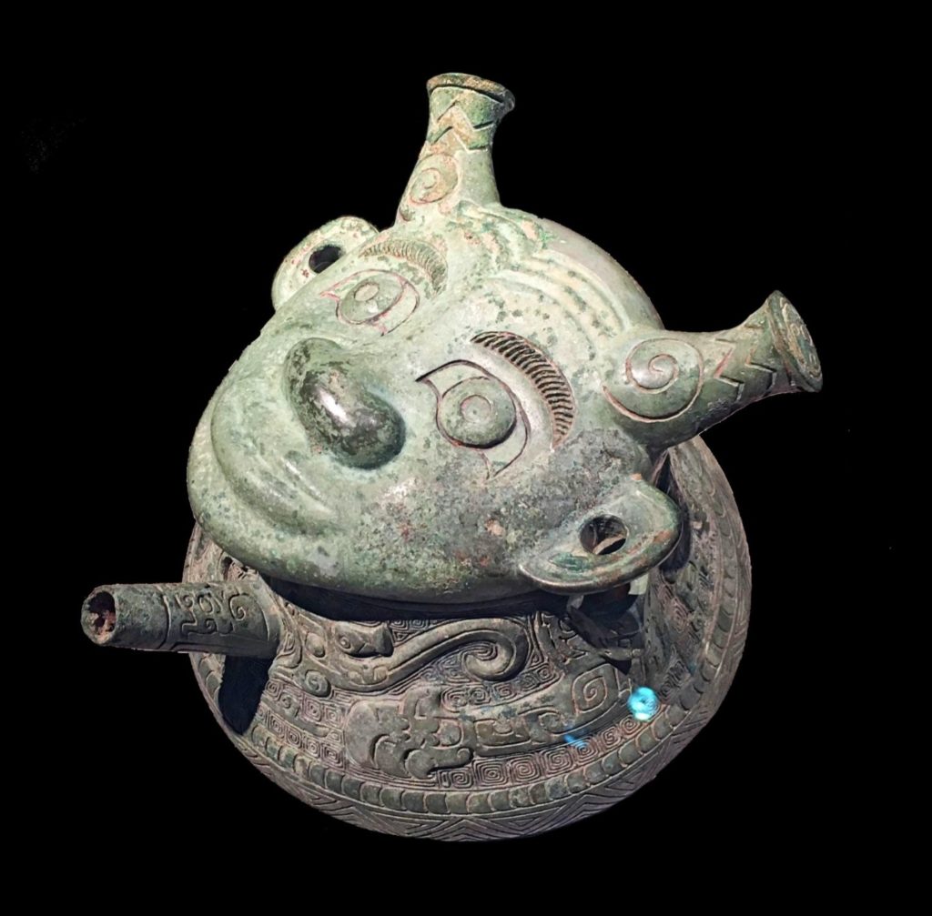 商周青銅器「人面蛇身盉」是曾國良老師的珍藏古物品,與美國弗利爾博物館相同,更顯價值不斐。(圖/曾國良 提供)
