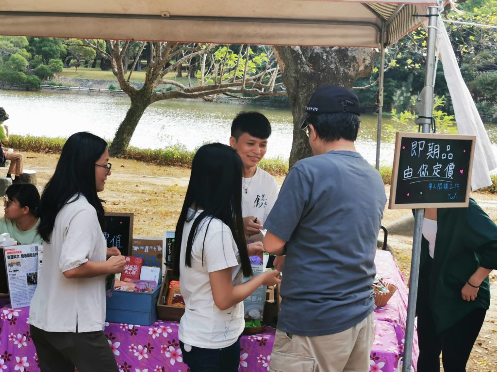 致理科大團隊在綠市集進行珍食物app推廣