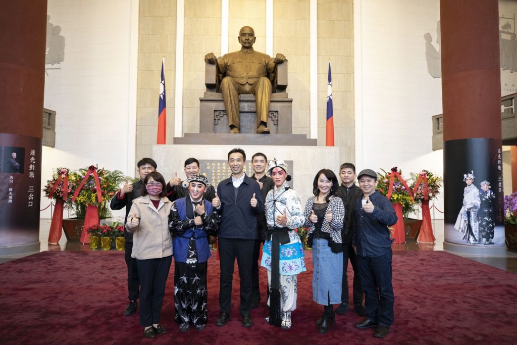 王蘭生館長(中)與國光劇團團長張育華(右三)暨全體演出團隊合影留念。(圖/國父紀念館 提供)