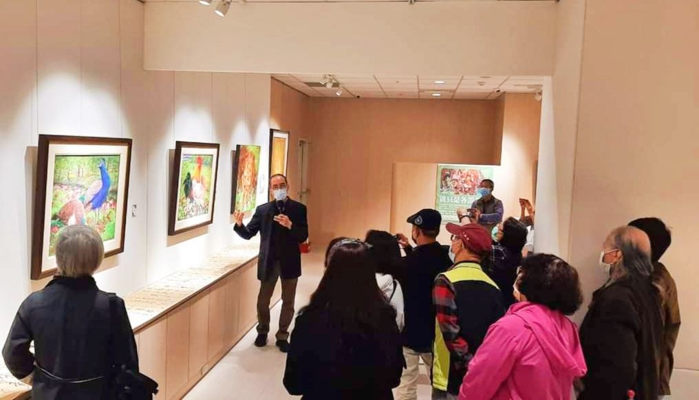 策展人潘蓬彬為與會來賓進行作品導覽。(圖/潘蓬彬 提供)