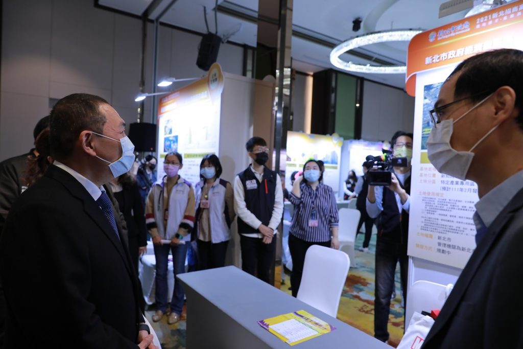 ▲侯友宜巡視攤位。〈經發局提供〉