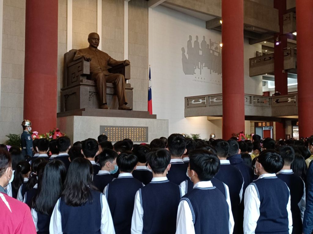 台北市私立復興中學李尹緒瑛董事長率中學部同學向國父銅像致敬。(圖/國父紀念館 提供)
