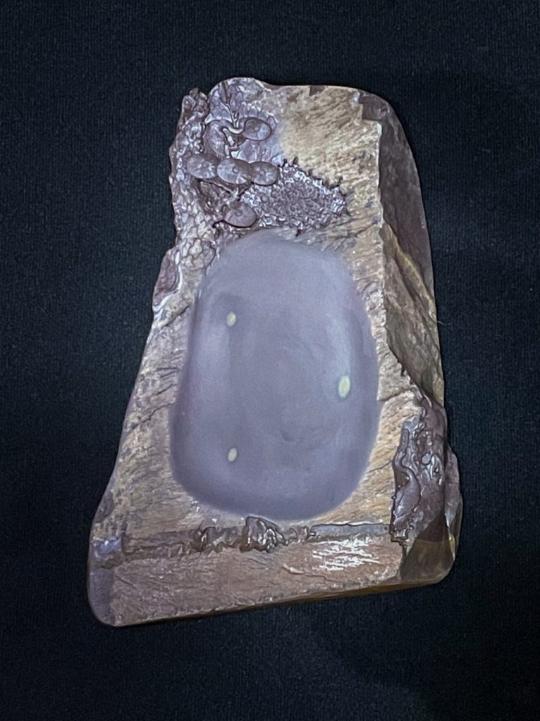 〈老坑端硯〉正面:質地猶如嬰兒肌膚,發墨良好。魚腦凍、天青、翡翠石品。(圖/楊豐榮攝)