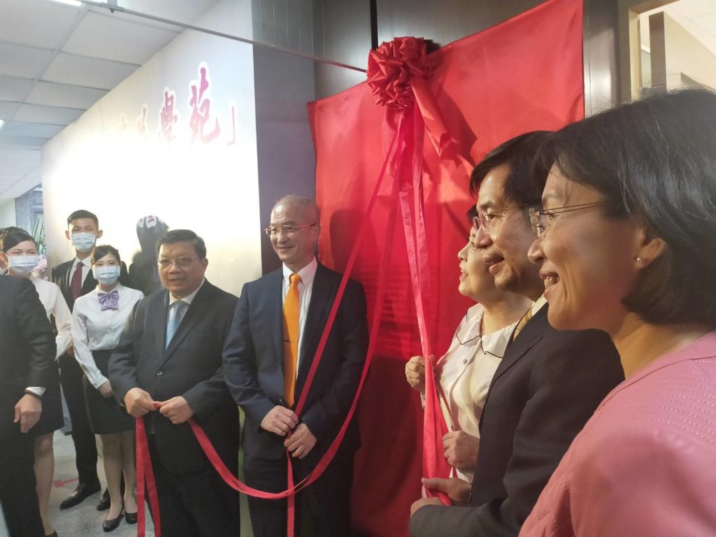 活動主辦方舉行「若竹菁英學院」的揭牌儀式,成為今日活動焦點。(記者 辛澎祥/攝)