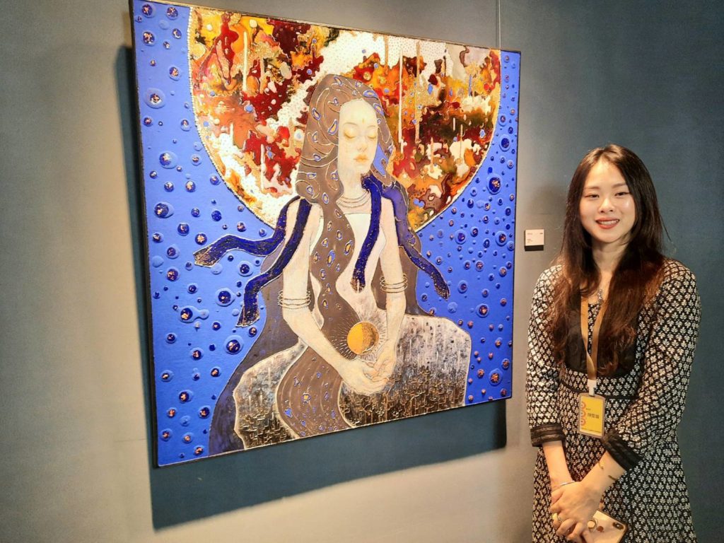 ▲陳聖萱攝於作品前(圖/藝點點文創美學提供)