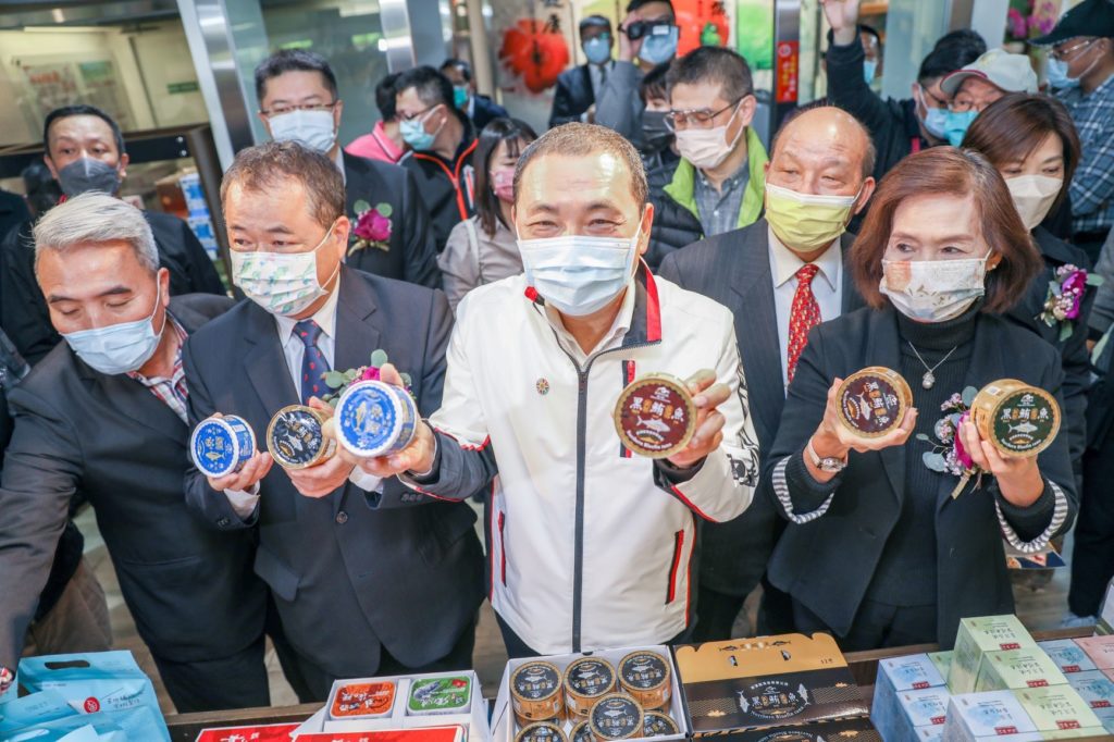 新北市長侯友宜(中)及宜蘭縣長林姿妙(右一)合作提供新北市402萬人新鮮魚產品，亦增加農漁民收益