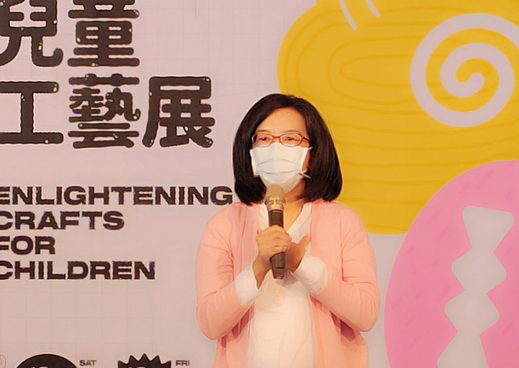 王信惠館長致詞時表達對以兒童為訴求的展覽內容，多元且具獨特性。（記者 辛澎祥/攝）