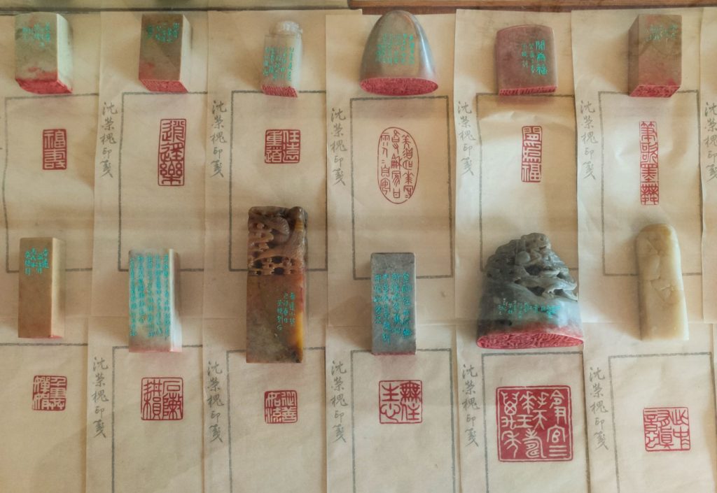 沈榮槐會長的篆刻刀法與功力一流,作品的職人專業度可見一斑。(記者 辛澎祥/攝)