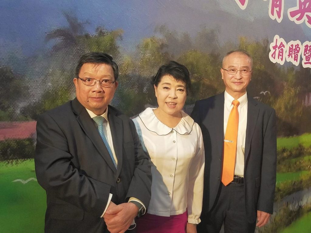 億光電子董事長葉寅夫(左起)簡文秀教授與北教大校長陳慶和是公益捐助活動的主角。(記者 辛澎祥/攝)