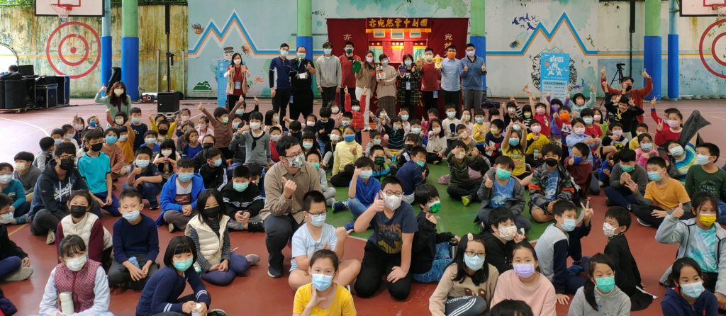 ▲雙峰國小王耀德校長感謝校園瘋文資活動,讓雙峰師生不用出門,在學校內就能欣賞到精湛的演出。〈文化局提供〉
