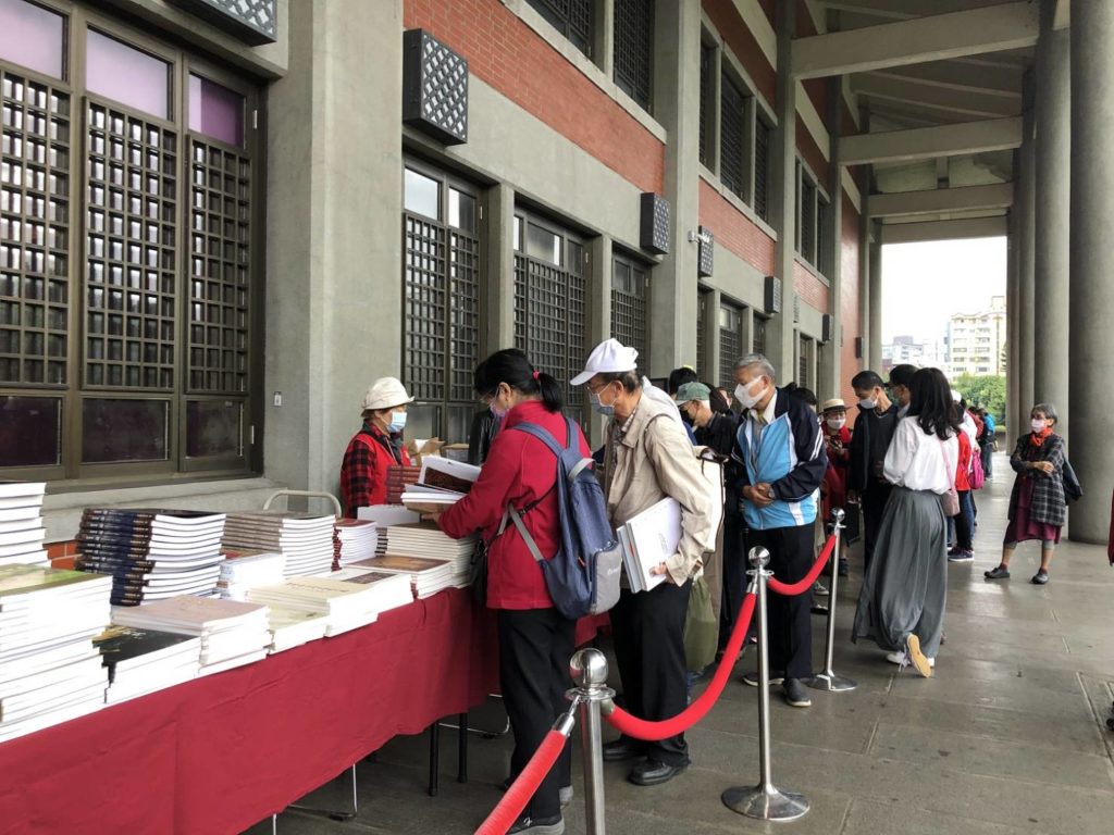 國館舉行贈書活動,吸引了大批的民眾到場挑選閲讀。(圖/國父紀念館 提供)