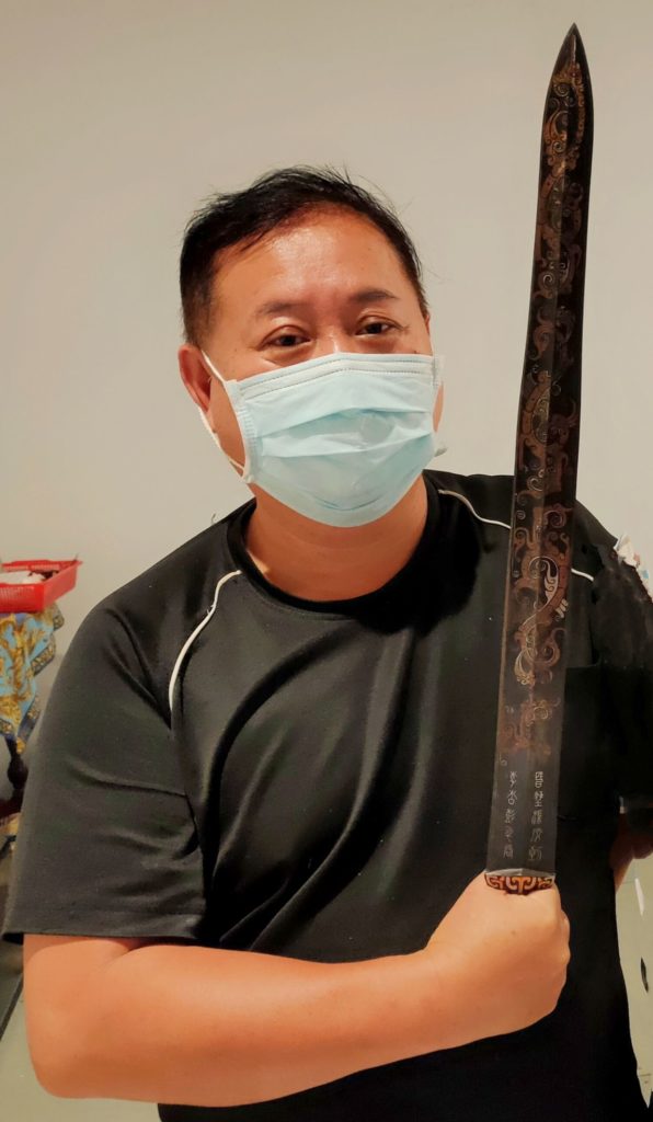 手持春秋戰國時代的古劍,曾國良老師顯得劇力萬鈞,生人莫近。(記者 辛澎祥/攝)