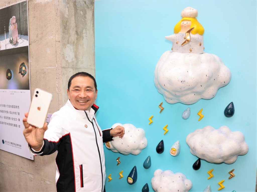 ▲侯友宜市長參觀童趣可愛的「遠得要命藝術廁所」， 體驗AＲ與藝術作品互動。〈陶博館提供〉
