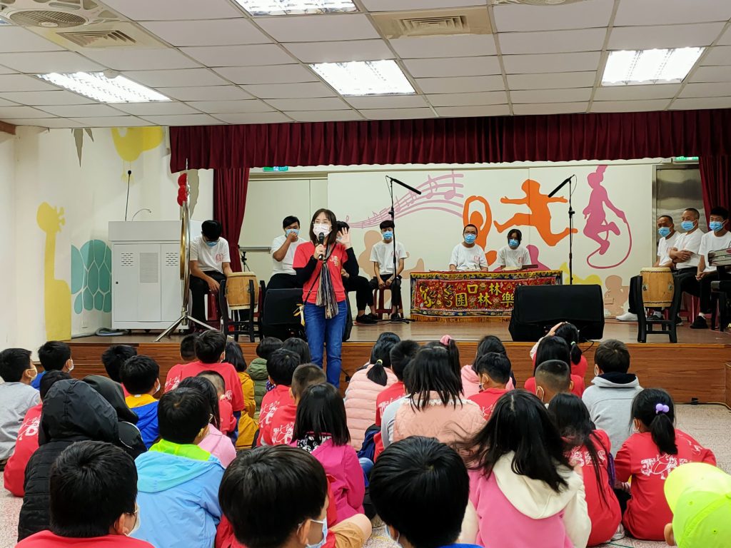 文化局「校園瘋文資」系列活動邀請林口近在地百年軒社「林口樂林園」來到嘉寶國民小。〈文化局提供〉