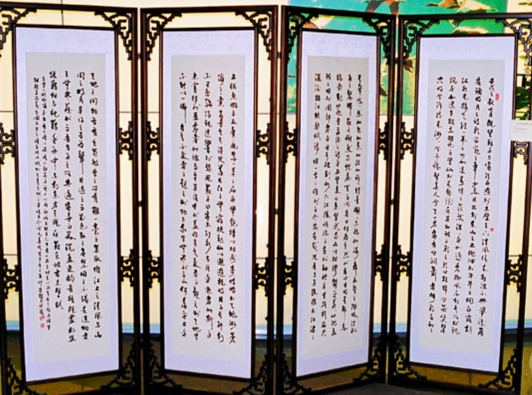 在屏風上的連屏書體創作,沈榮槐拉高了書法多元應用的效益。(記者 辛澎祥/攝)