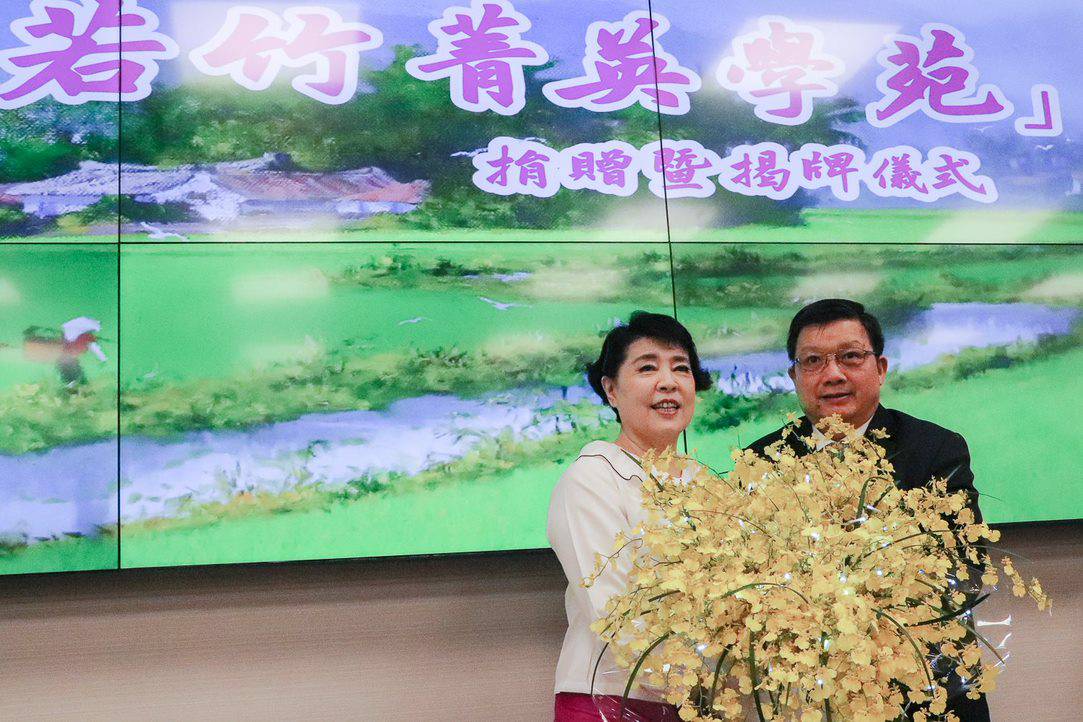 億光電子董事長葉寅夫獻花給夫人，也是「若竹菁英學苑」創設人簡文秀。 (圖/億光文教基金會 提供)