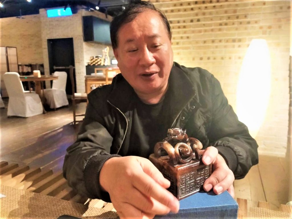 知名古物收藏家曾國良,對古文物的鑑賞與典藏頗為專業,在業界獨數一格。(記者 辛澎祥/攝)