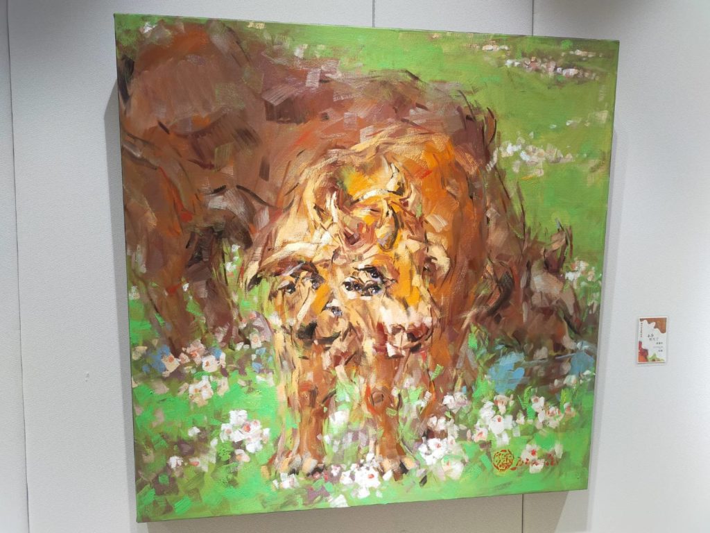 油畫家潘蓬彬的作品「小牛長大了」,充滿位移動感,即具雅趣。(記者 辛澎祥/攝)