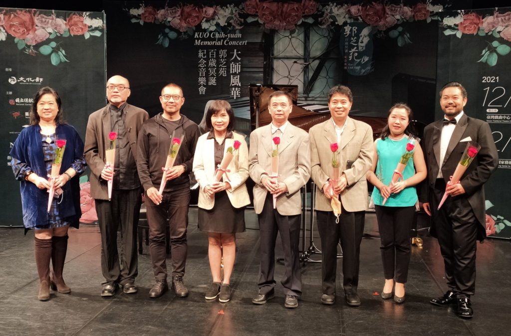 參與大師風華紀念音樂會的全體音樂界領導人,齊聚合影留念。(記者 辛澎祥/攝)