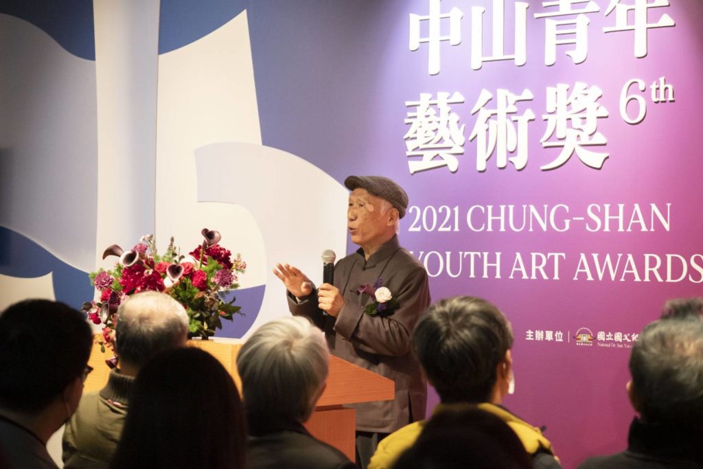知名書法家杜忠誥擔任書法作品的評審,表達對書法創作者的肯定。