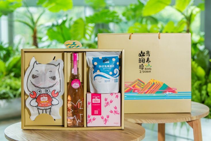 ▲新北市青春山海線酒禮盒組現正熱賣中。〈經發局提供〉