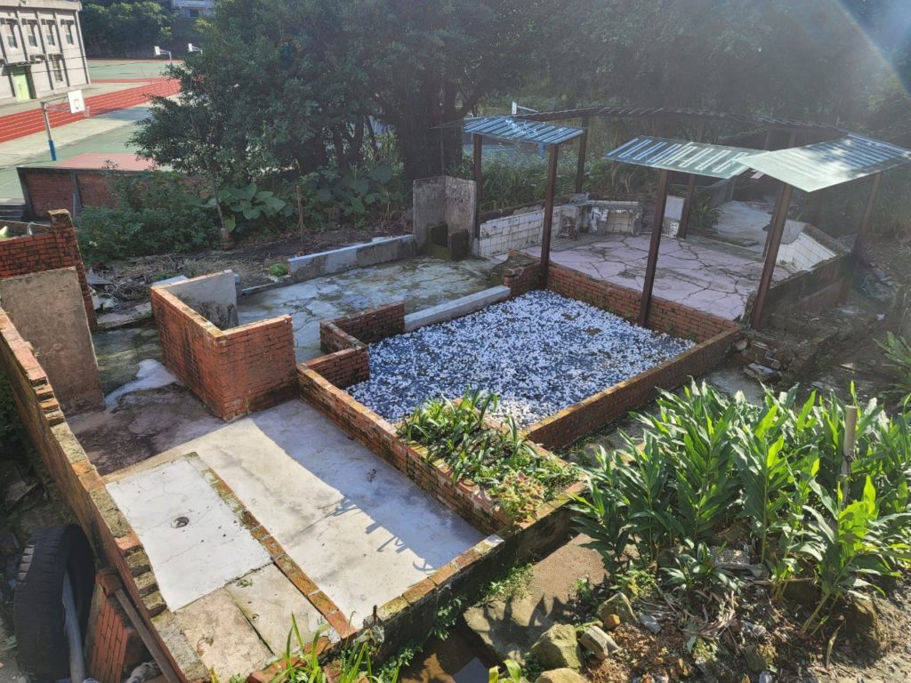 ▲黃金博物館與石山里社區攜手進行空間活化,讓八角亭歷史場景再現,成為社區休憩新空間。〈黃金博物館提供〉