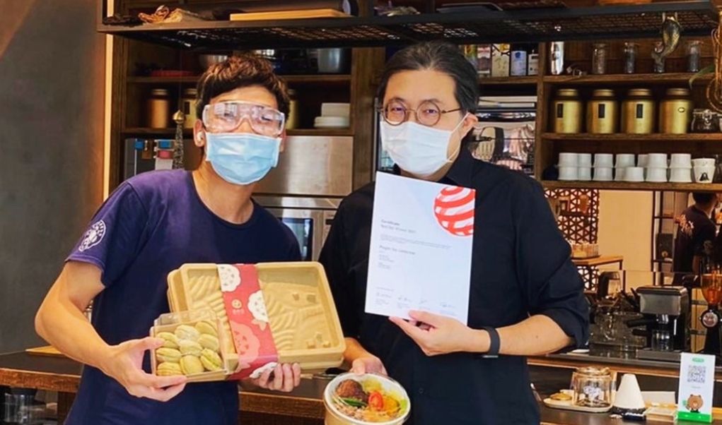 青農蔡威德(左)推廣在地農產品不遺餘力。(圖/農業局 提供)