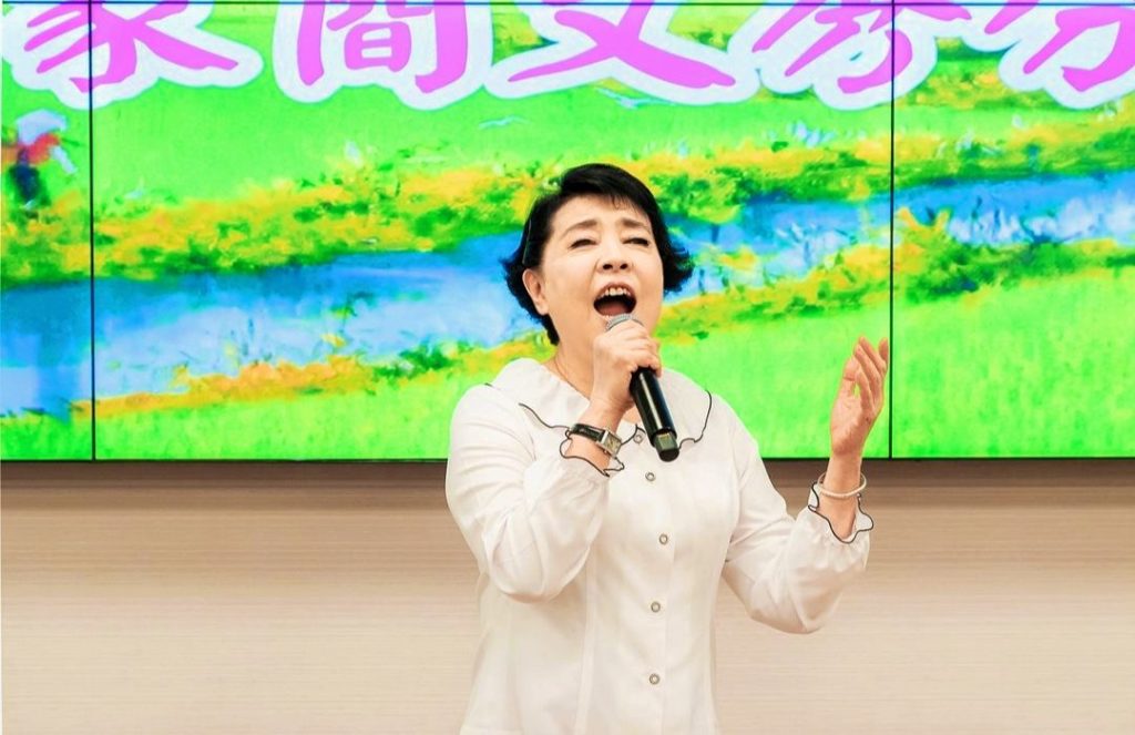 簡文秀特別在捐贈儀式中高歌一曲「又見炊煙」,讓人動容。(記者 辛澎祥/攝)