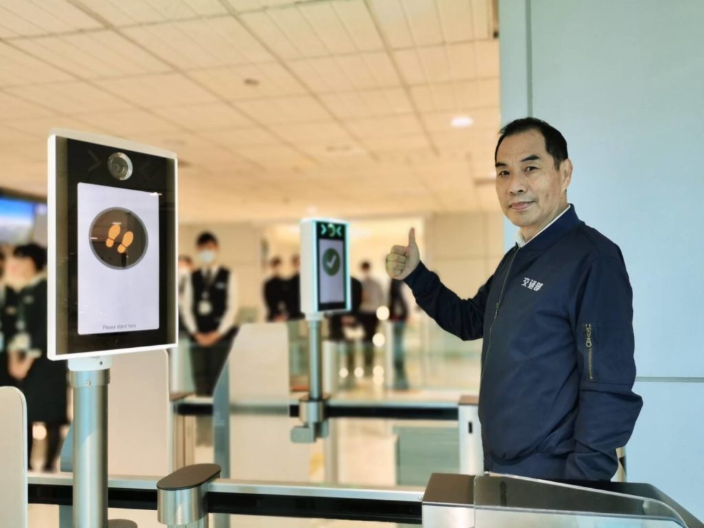 機場公司進行「One ID臉部辨識系統」壓力測試,總經理但昭璧親自試用順利通關。