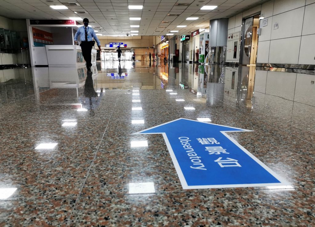 機場公司於航廈各處設置地貼指引,方便參觀民眾循動線前往,避免與入境旅客互相接觸
