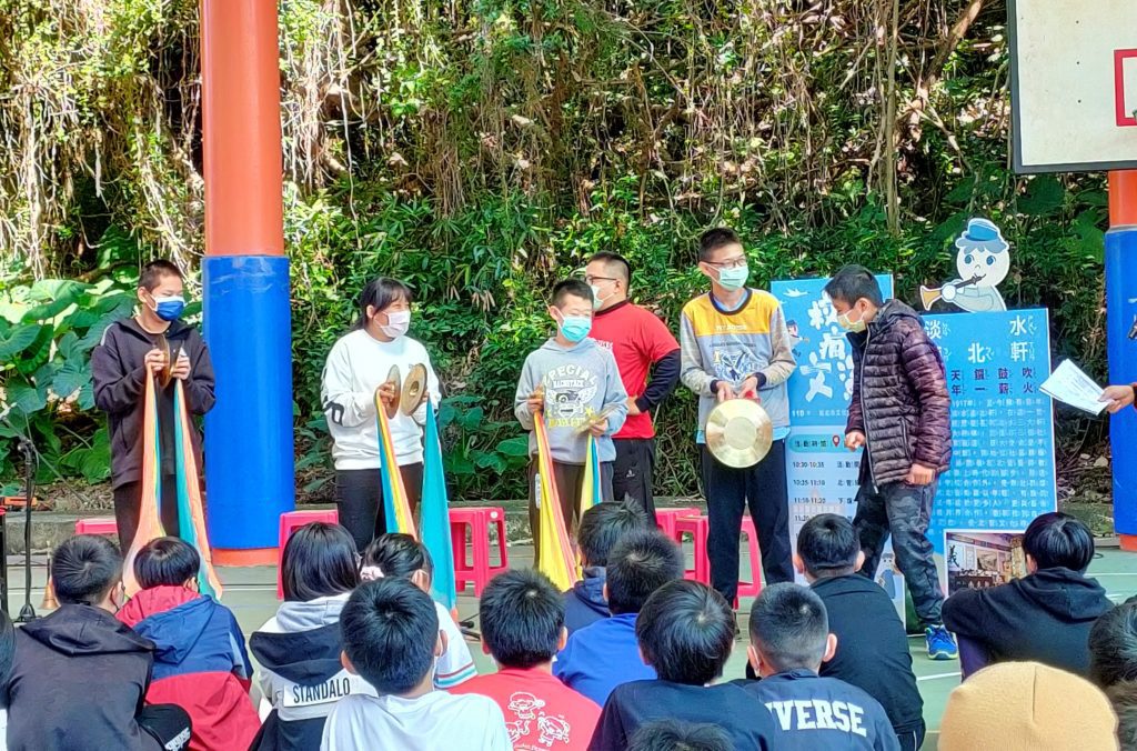 ▲現場學童體驗大小鈔,零距離接觸臺灣傳統的「重金屬」音樂。〈文化局提供〉