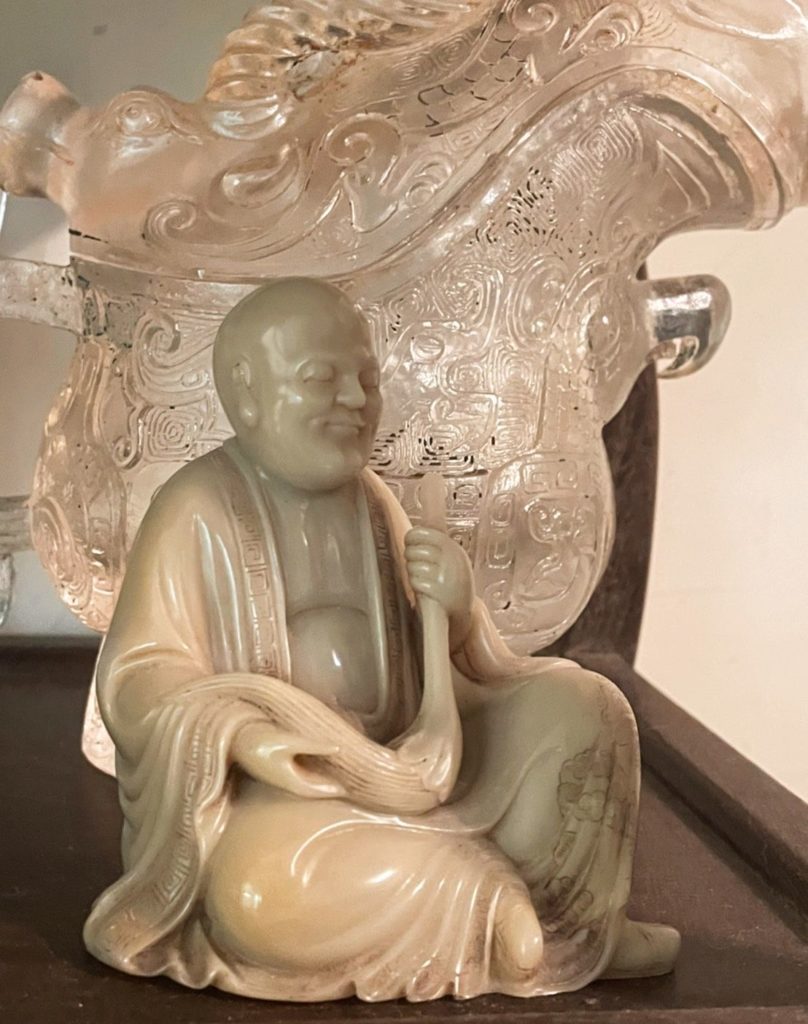 曾國良老師收藏的古物,後為商代水晶觥,前為壽山石雕,型態高雅,備受青睞。(圖/曾國良 提供)