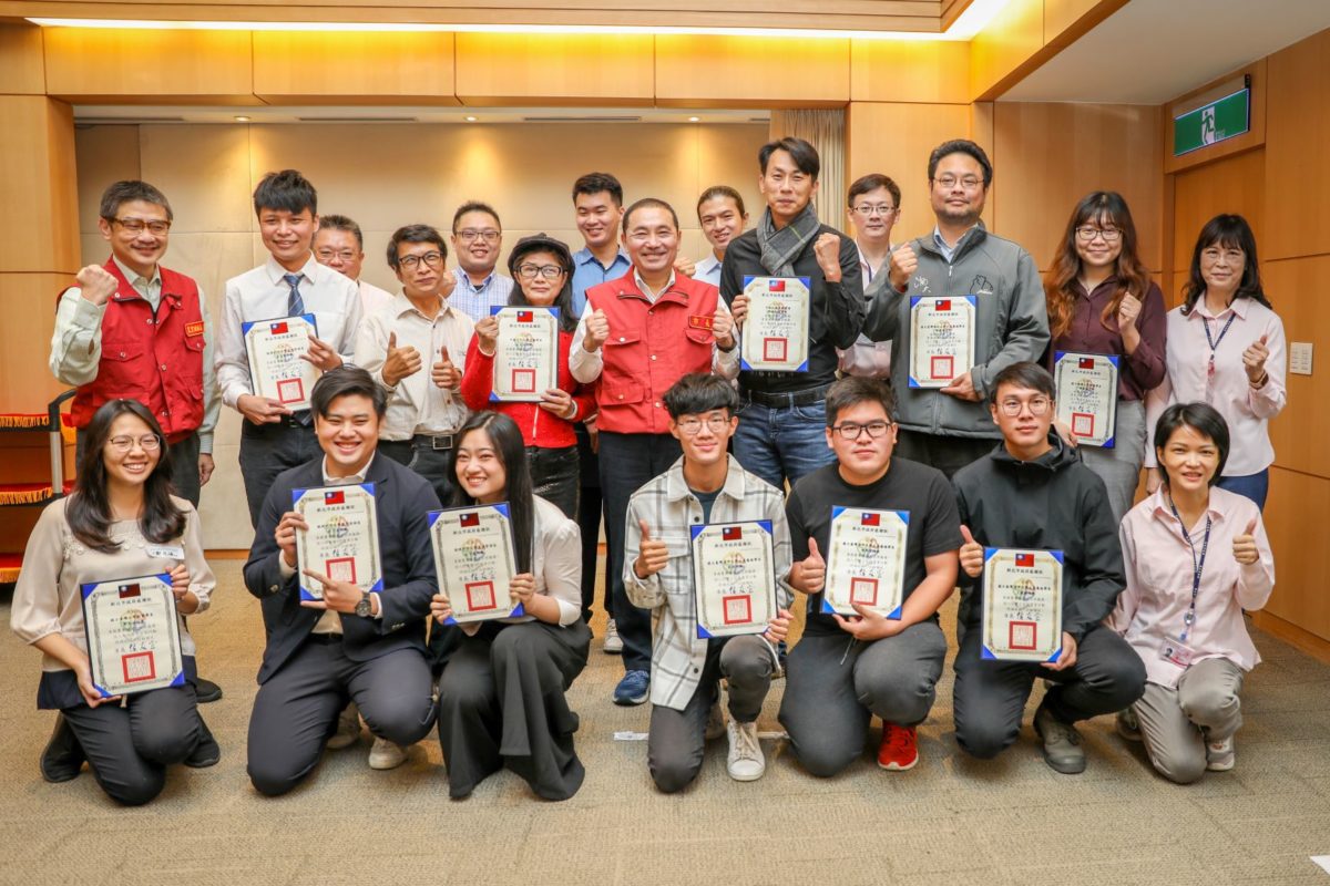 大學生參與解決城市問題   新北市府致贈『公共服務行動包』