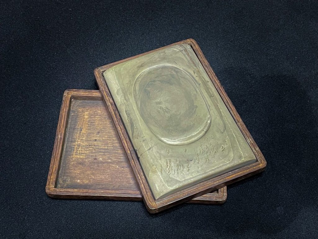 〈澄泥硯〉正面:澄泥硯質地細膩,堅硬如玉,儲墨不涸。(圖/楊豐榮攝)