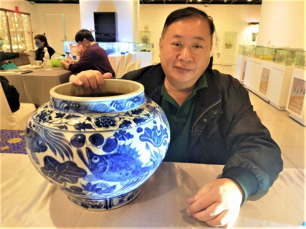 宣和堂主人曾國良與他珍藏的元青花魚藻紋大罐古物,展現「清白禮貴」的品味與特質。(記者 辛澎祥/攝)