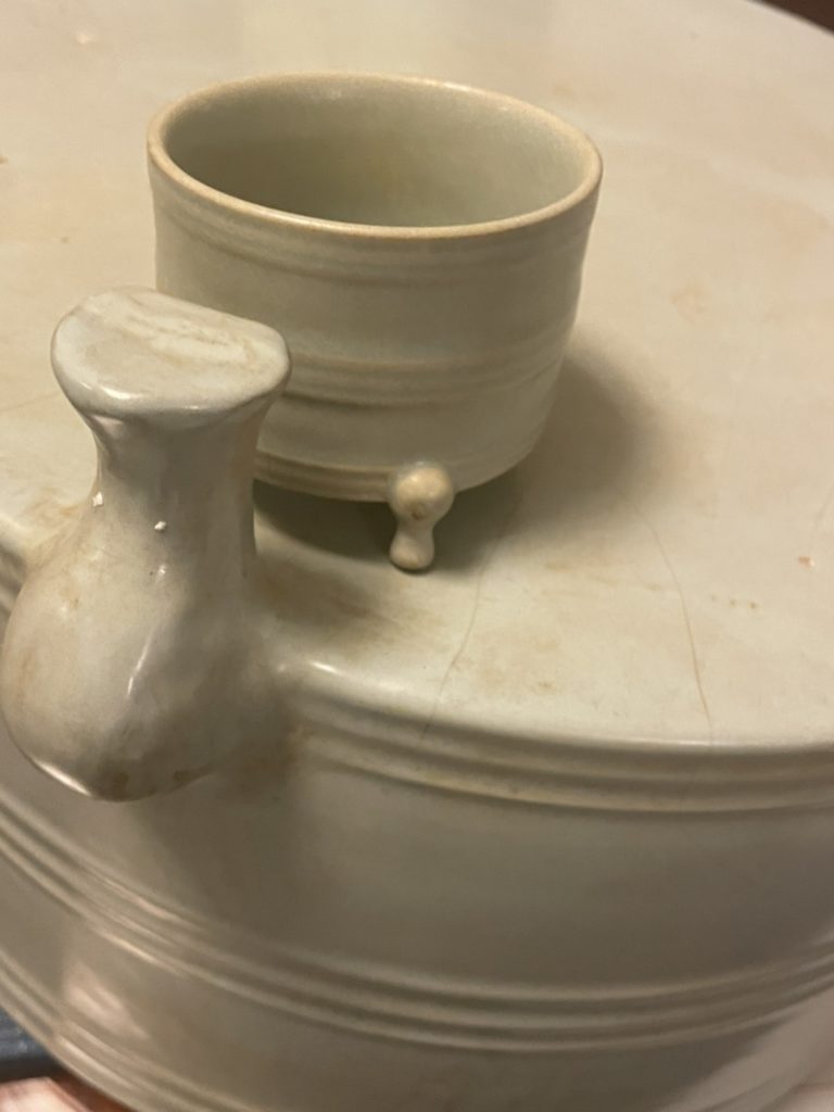 汝窯大三足奩量體為小三足奩的150倍,小三足奩高6.5公分,上口徑7公分,差距立見。(圖/曾國良 提供)