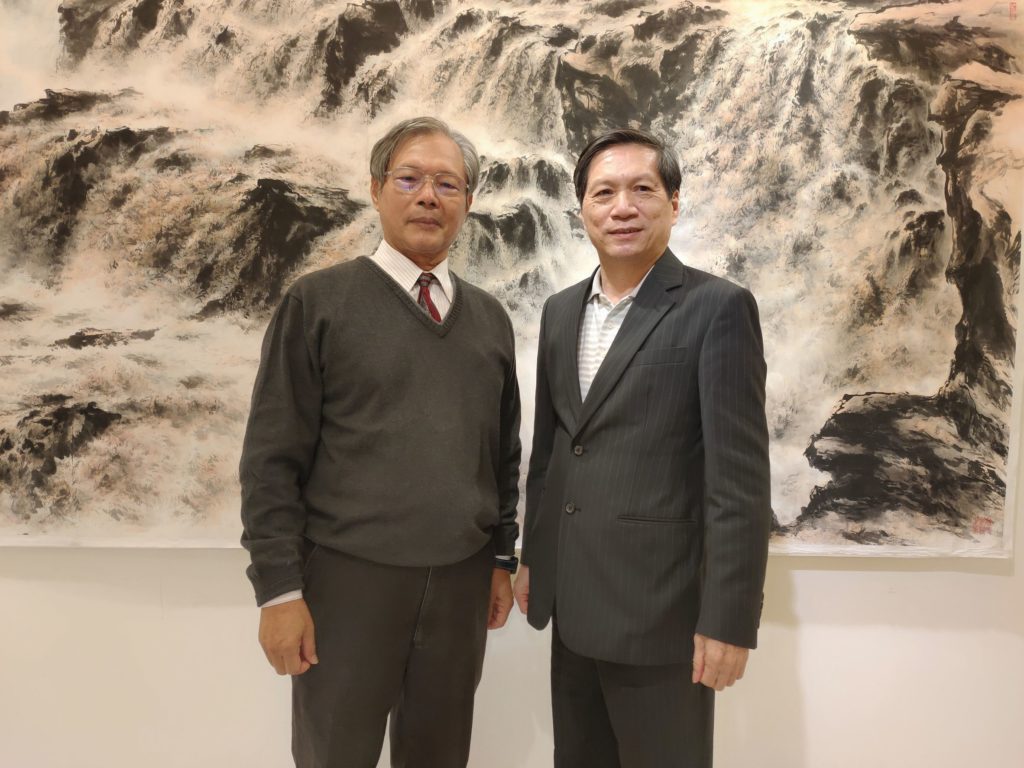 知名書法家游錫賢(右)與高聖賢老師展場相甚歡。(記者 辛澎祥/攝)