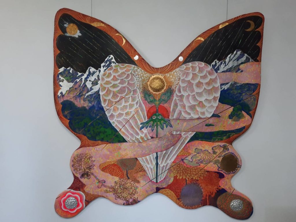 ▲《時光機-蝴蝶》膠彩、壓克力、天然漆、麻布,121x119cm 2020(圖/郎亞玲攝影)