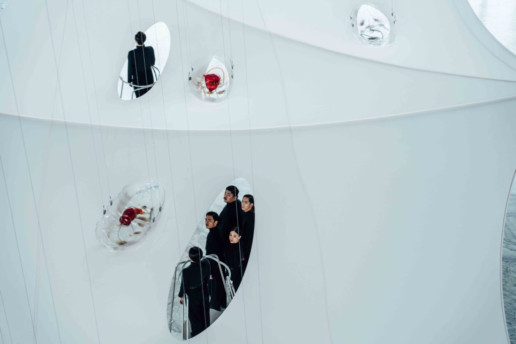 臺北市立美術館_2021北美館日_《來串門子＃北美館路》形象照_攝於「現代驅魔師」作品《下腹》