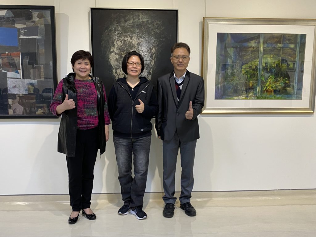 ▲新北市文化局主秘翁玉琴(左)與彰化縣文化局副局長吳文昇(右),一同於磺溪美展新北市巡迴展和油畫水彩類優選獎得主林麗雲(圖中)合影。〈文化局提供〉
