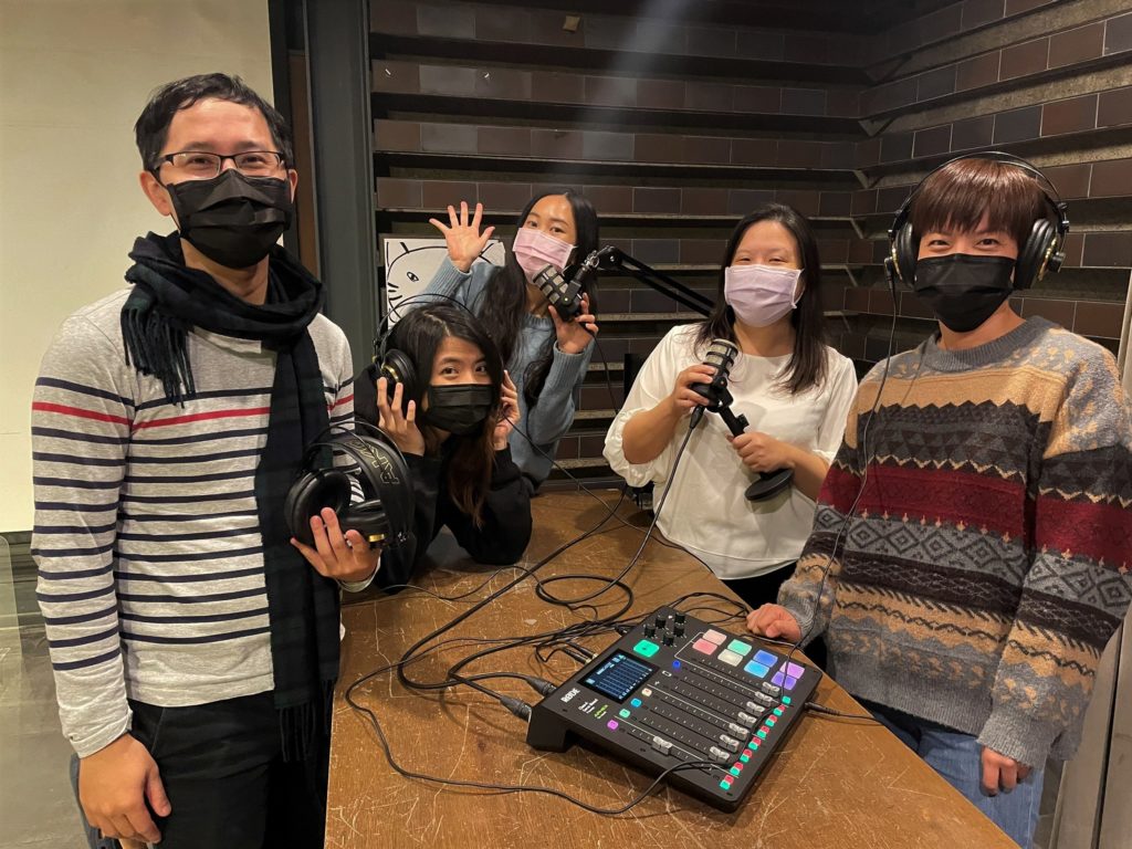 ▲「藝術開麥拉」從企劃、主持、收錄音全套製作都是由陶博館館員完成,將抽象藝術觀念轉成輕鬆對談。〈陶博館提供〉