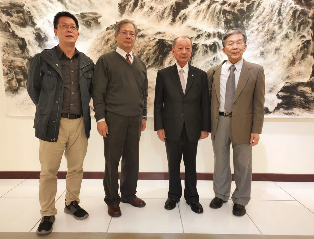 國父紀念館高級研究員高平洲(左起)高聖賢老師、耀華電子集團董事長張平沼與前台藝大美術學院院長羅振賢與會向水墨畫家高聖賢個展開幕道賀。(記者 辛澎祥/攝)